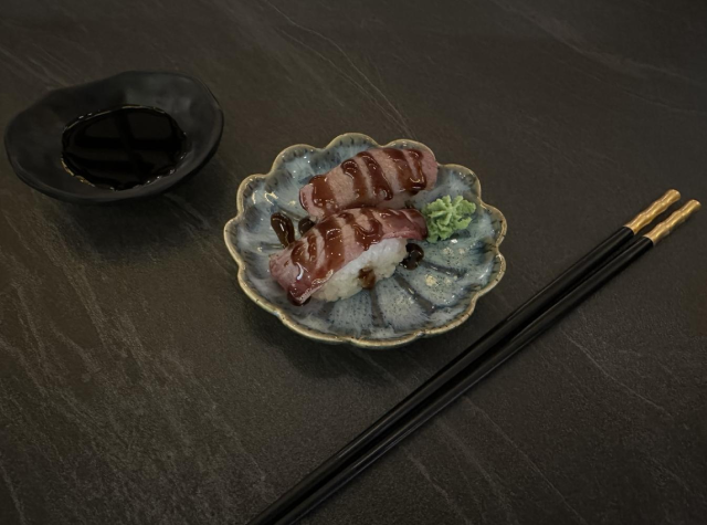 Nigiri Atún Flambeado (salsa anguila)
